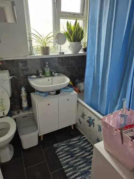 3 Bedroom House with Driveway and Garden