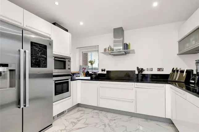 Flat for sale in Drayton Gardens, Chelsea, London SW10