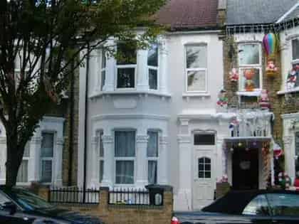 2 Bedroom Flat Leytonstone London - 61m²