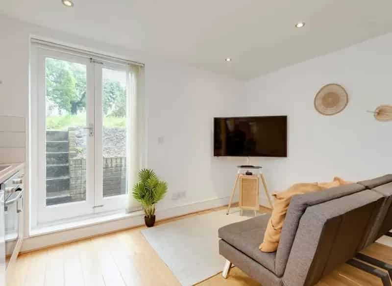 Hackney Georgian Conversion One Double Bedroom Chain Free