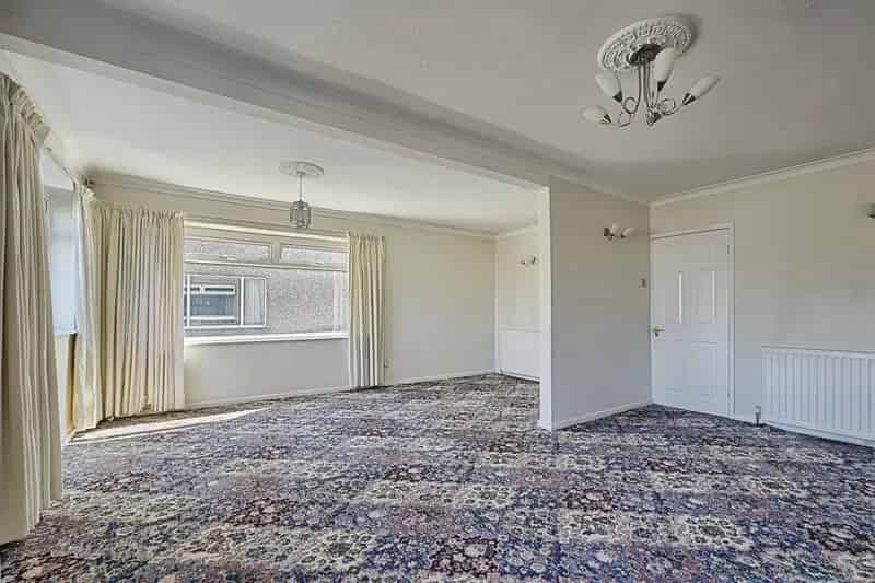 Family Home in Wilden: 3 Beds, Modern Kitchen, Garden, Garage