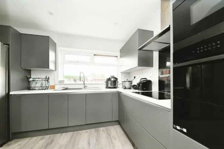 Three Bedroom Semi-Detached House Near Queen Elizabeth Hospital
