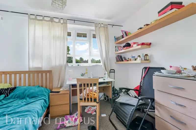 Three Bedroom Top Floor Apartment Near Tooting Bec Common