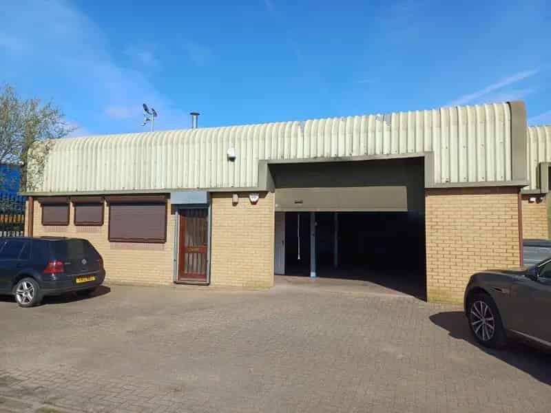 Henson Close Industrial Unit: Steel Frame, Mezzanine, Yard Parking