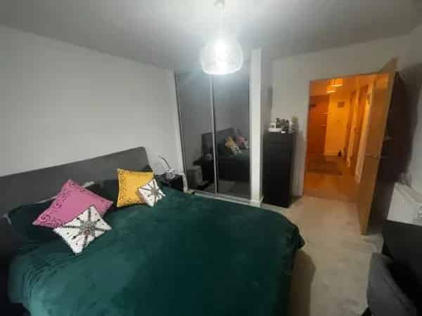 Stylish 1-Bedroom Flat in Reading with Private Balcony and Parking