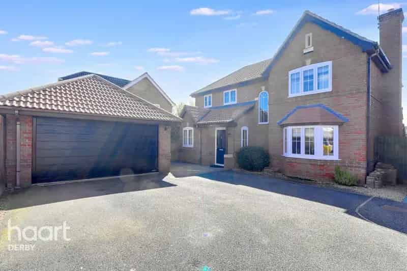 4 Bedroom Detached House for Sale in Heatherton Village