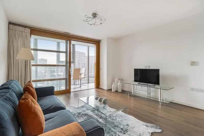 Bright Riverside One Bedroom Flat with Winter Garden and Parking