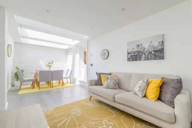 2 Bedroom Terraced House to Rent - Stylish and Modern