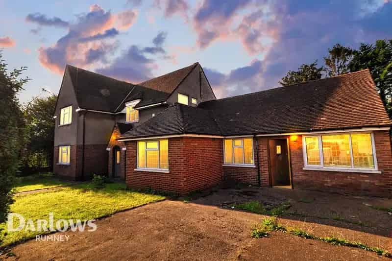8 Bedroom Detached House For Sale