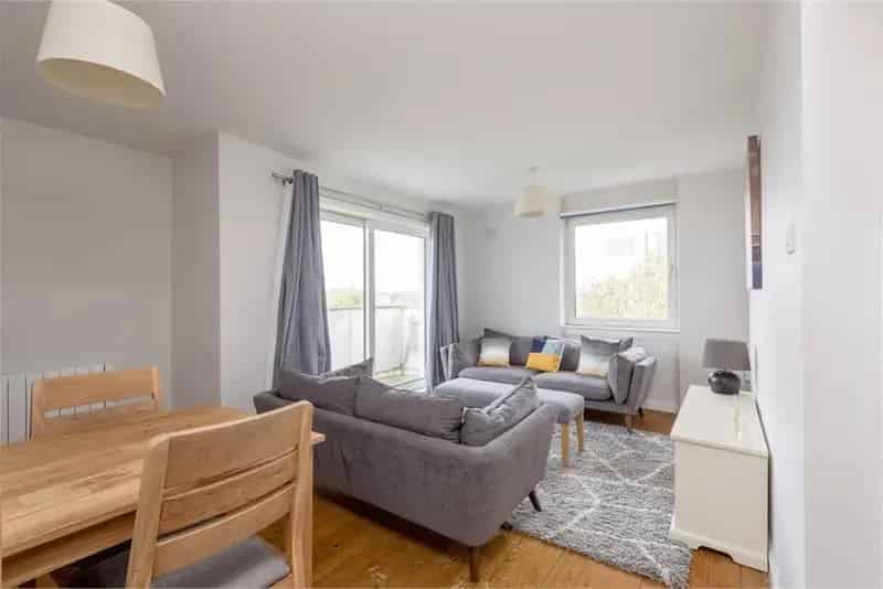 2 Bed Flat Fourth Floor with Lift Access and Residents Parking
