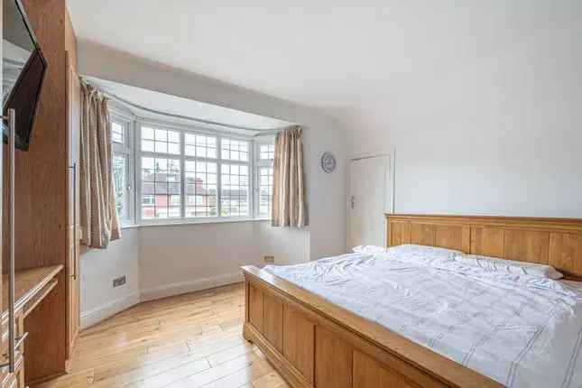 4 Bedroom Semi-Detached House to Rent in Mill Hill NW7