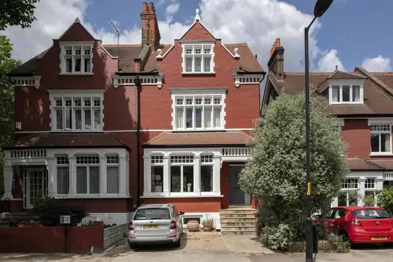 5 Bedroom Semi-Detached House to Rent in London