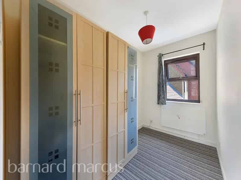 Newly Refurbished 2-Bed Apartment Near Ealing Stations