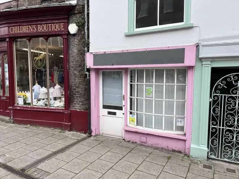 Blandford Forum Shop: 588 sq ft Class E Lock-up