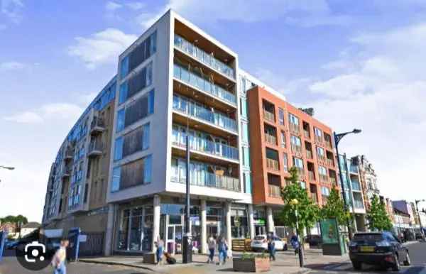 Convenient Flat near Transport Links and Amenities