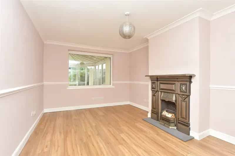 3 Bedroom Semi-Detached House For Sale in Twydall