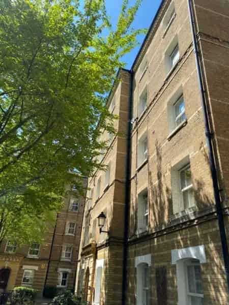 4th Floor Flat Waterloo Gated Estate Near Stations