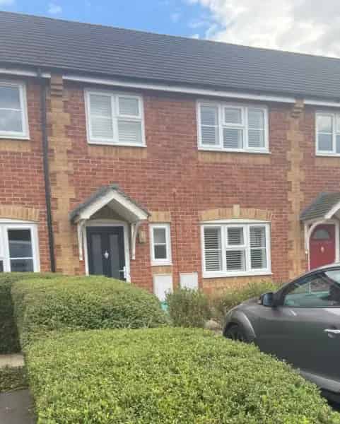 2 Bedroom House in Wokingham Near Shops and Station