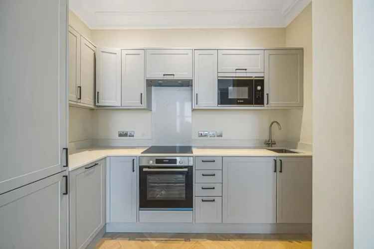 Flat For Sale in London, England