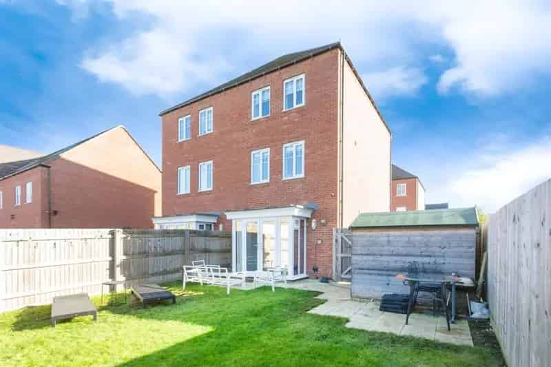 Three Four Bedroom Semi Detached House Brooklands Near Schools Shops M1