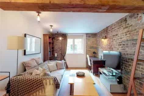 2 Bedroom Flat 80m2 London Warehouse Conversion Near London Bridge