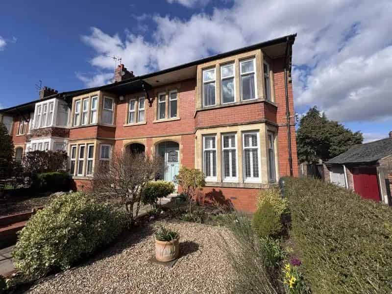 4 Bedroom End of Terrace House for Sale