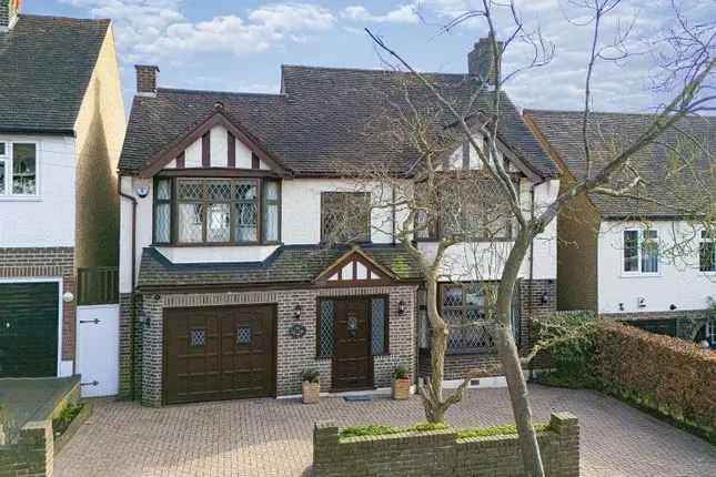 5 Bedroom Detached House for Sale in Chingford