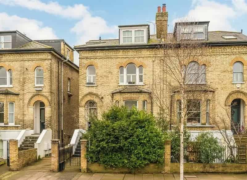 One Bedroom Apartment in Teddington High Standard, Share of Freehold