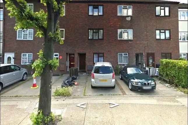 Town house to rent in Regal Close, London E1