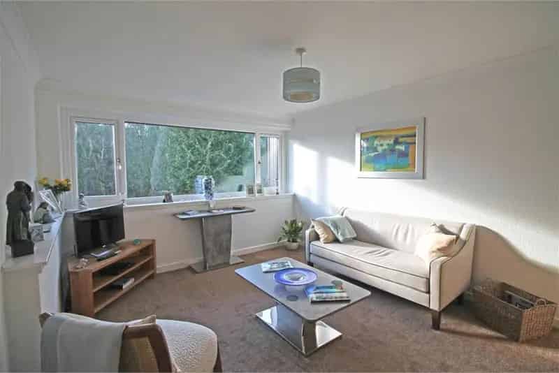 2 Bed Flat Glen Brae First Floor Modern Flat Single Garage