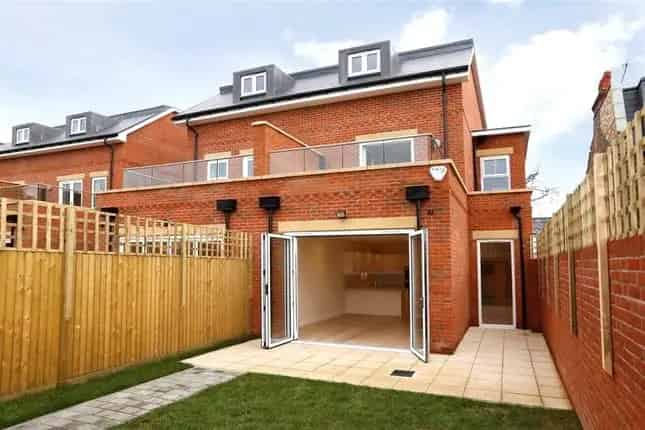 4 Bedroom Semi-Detached House for Sale in Durham Road Raynes Park SW20