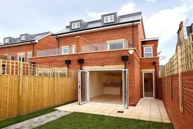 4 Bedroom Semi-Detached House for Sale in Durham Road Raynes Park SW20