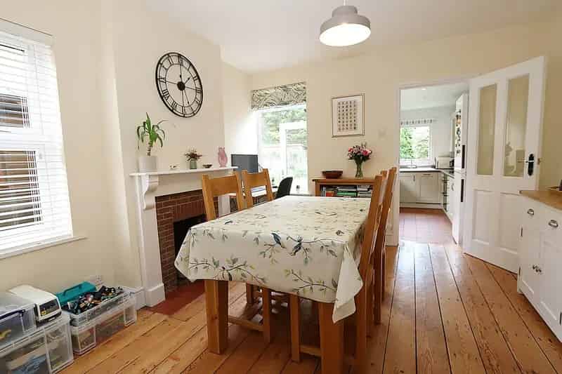 2 Bedroom Semi-Detached House to Rent Near Train Station
