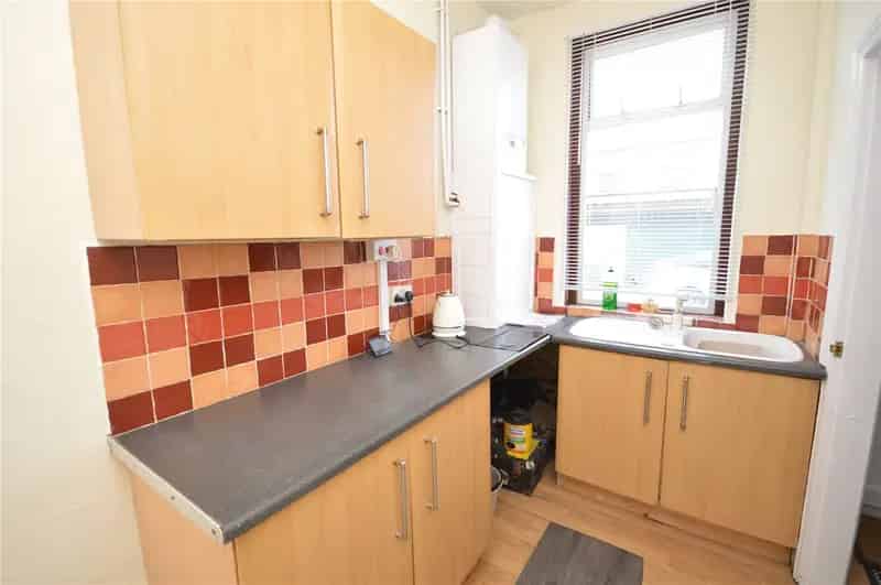 Two Bedroom End Terrace House Near M62 M1 Motorway Links