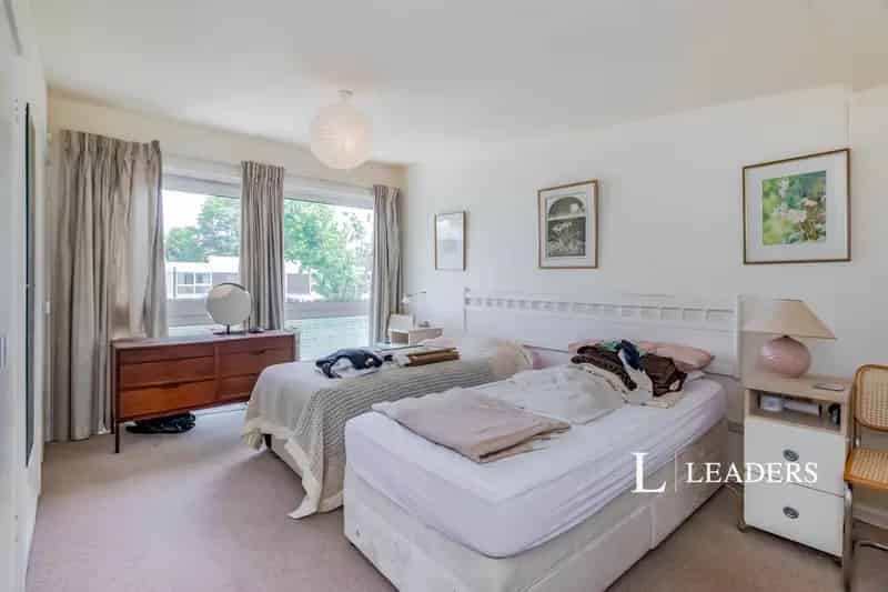 3-Bedroom House in Weybridge - Spacious and Serene