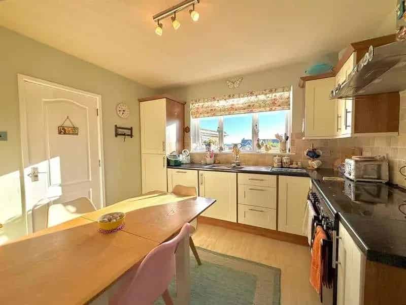 2 bed house for sale