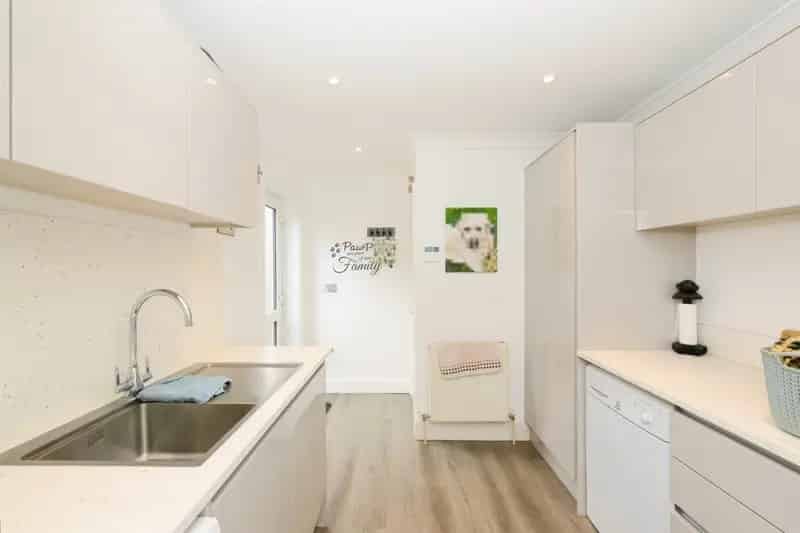 Luxury Four-Bedroom Detached House with River Lee Views