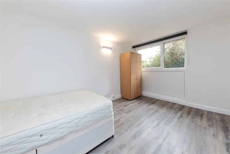 3 Bedroom Maisonette London Large Garden Parking