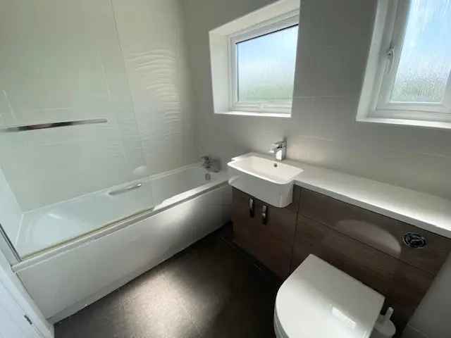 Four Bedroom House with Garage and Driveway Near M1 J14