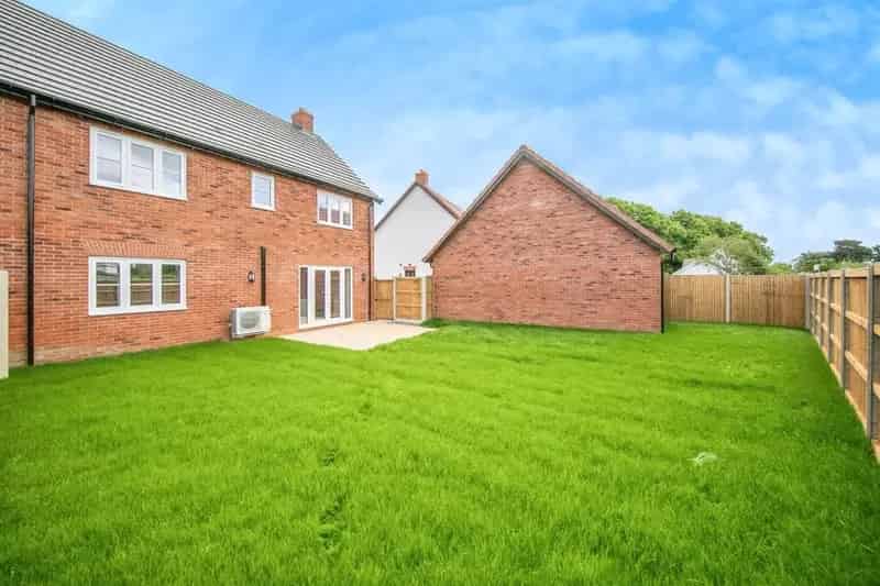 Family Home  Four Bedrooms Detached House Garage Parking