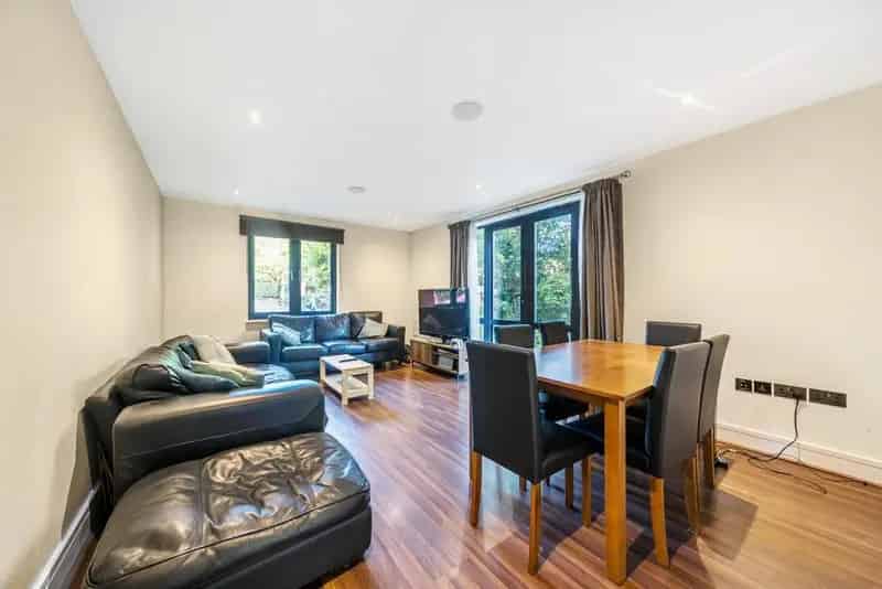 Two Double Bedroom Flat Southfields Gated Development