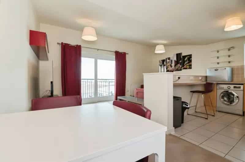 2-Bed Top Floor Apartment with Balcony and Parking