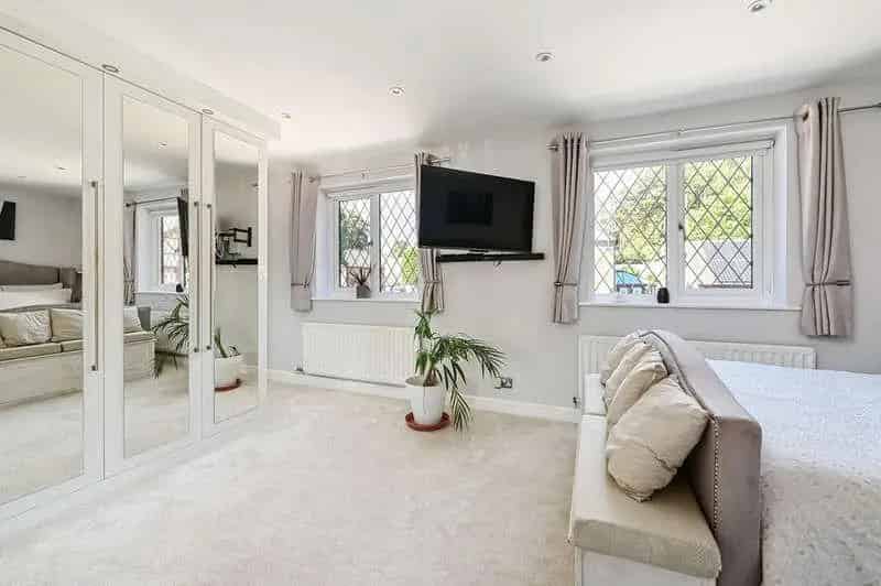 5 bed house for sale
