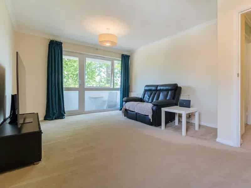 Maidenhead 2-Bed Flat Near Station Share of Freehold Parking Garage
