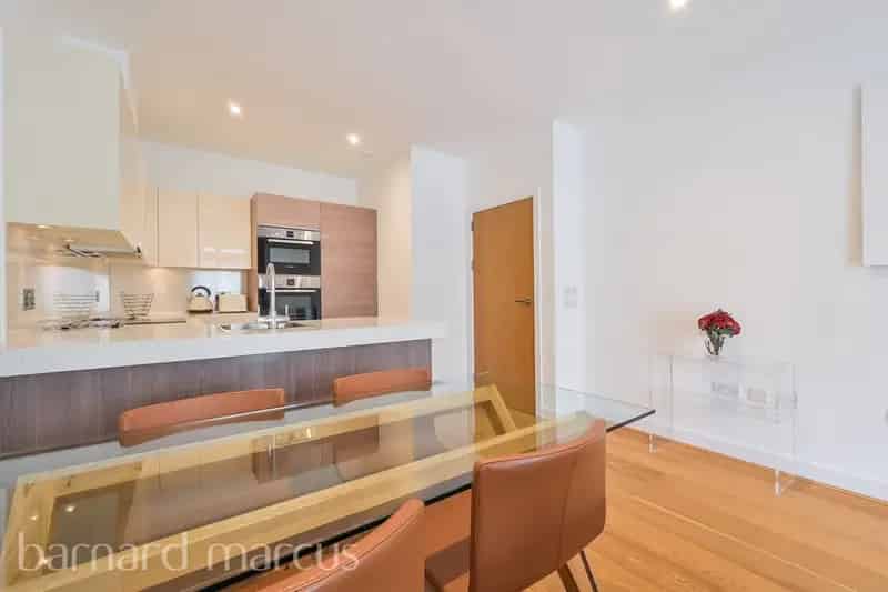 Modern 2-Bed Apartment with Balcony and Parking in Acton