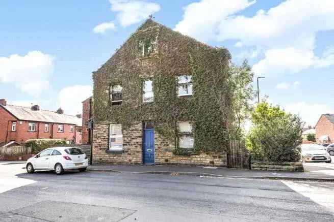 House For Sale in Leeds, England