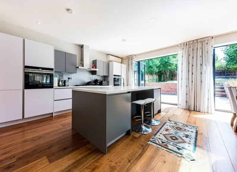 Seven Bedroom Detached House Near Putney Stations