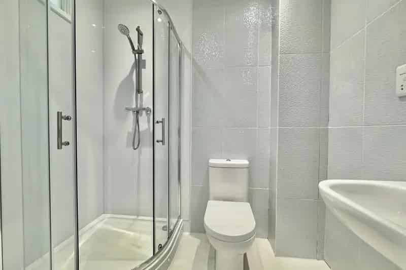 Spacious Flat with Modern Kitchen and Large Double Bedroom