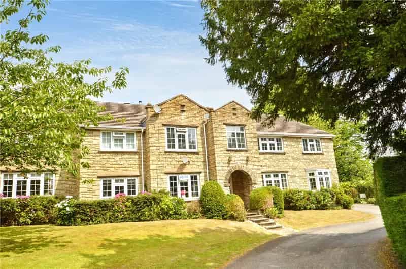 Ground Floor Apartment with Private Entrance and Garage in Adel
