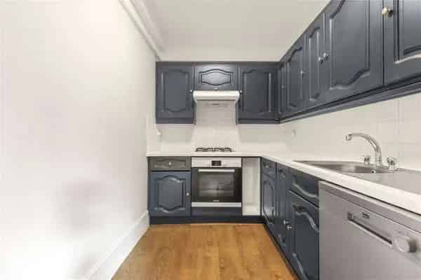 Two-Bedroom Garden Flat Richmond - Stylish Home Near Transport Links